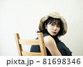 麦わら帽子を被った女性のポートレート 81698346