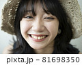 麦わら帽子を被った女性のポートレート 81698350