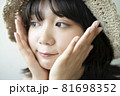 麦わら帽子を被った女性のポートレート 81698352