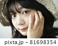 麦わら帽子を被った女性のポートレート 81698354