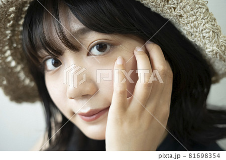 麦わら帽子を被った女性のポートレート 81698354
