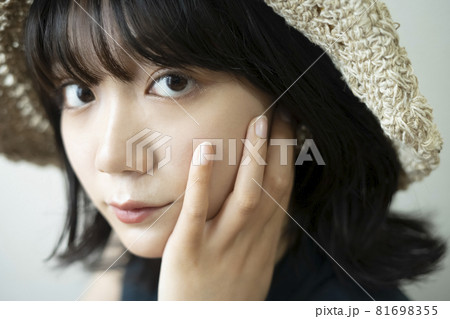 麦わら帽子を被った女性のポートレート 麦わら帽子を被った女性のポートレート 81698355