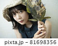 麦わら帽子を被った女性のポートレート 81698356