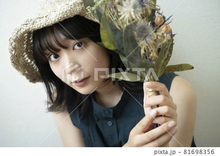 麦わら帽子を被った女性のポートレート 麦わら帽子を被った女性のポートレート 81698356