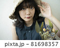 麦わら帽子を被った女性のポートレート 81698357