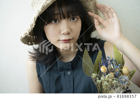 麦わら帽子を被った女性のポートレート 81698357