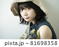 麦わら帽子を被った女性のポートレート 81698358