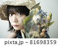 麦わら帽子を被った女性のポートレート 81698359