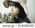 麦わら帽子を被った女性のポートレート 81698360