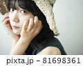 麦わら帽子を被った女性のポートレート 81698361