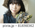 麦わら帽子を被った女性のポートレート 81698362