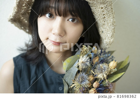 麦わら帽子を被った女性のポートレート 麦わら帽子を被った女性のポートレート 81698362