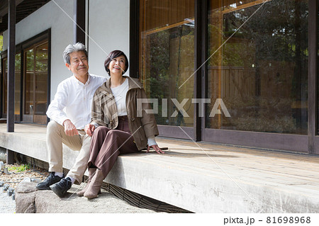 シニア夫婦旅行 縁側で来た思い出を語る仲の良い夫婦 81698968