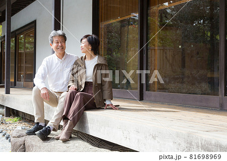 シニア夫婦旅行 縁側で来た思い出を語る仲の良い夫婦 81698969