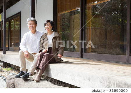 シニア夫婦旅行 縁側で来た思い出を語る仲の良い夫婦 81699009