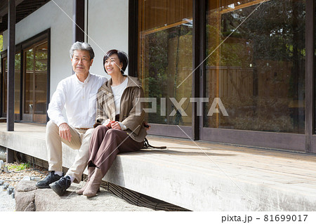 シニア夫婦旅行 縁側で来た思い出を語る仲の良い夫婦 シニア夫婦旅行 縁側で来た思い出を語る仲の良い夫婦 81699017