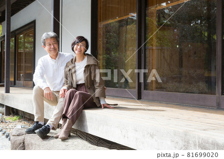 シニア夫婦旅行 縁側で来た思い出を語る仲の良い夫婦 シニア夫婦旅行 縁側で来た思い出を語る仲の良い夫婦 81699020