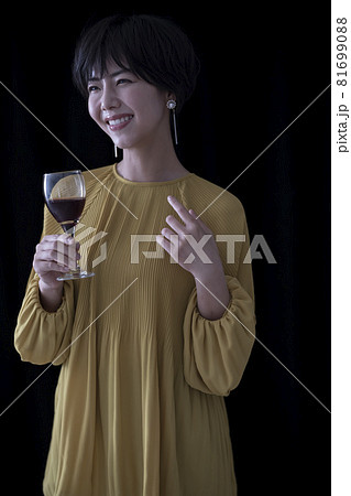 ワイングラスを持つ女性 ワイングラスを持つ女性 81699088