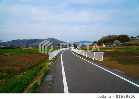 鉄道の廃線跡を利用した自転車道の様子 81699850