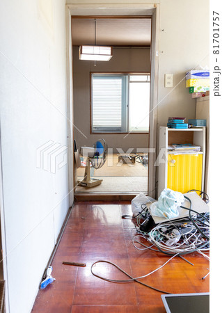遺品整理中の家の散らかった玄関 81701757