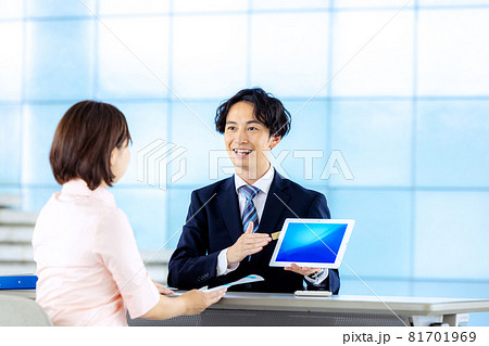 窓口　男性　ビジネスマン 81701969