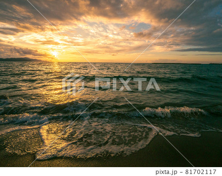 夕日ヶ浦海岸に沈む太陽 夕日ヶ浦海岸に沈む太陽 81702117