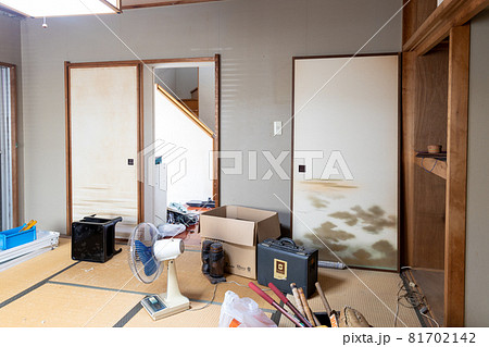 遺品整理中でだいぶ片付いてきた古い家の和室の中 遺品整理中でだいぶ片付いてきた古い家の和室の中 81702142