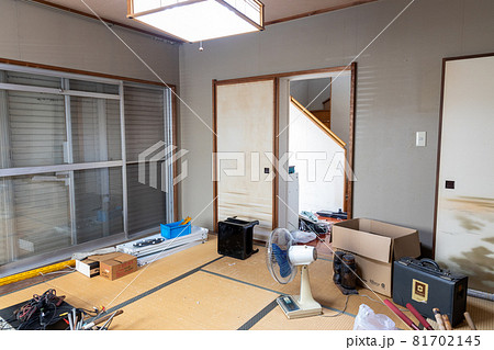 遺品整理中でだいぶ片付いてきた古い家の和室の中 81702145