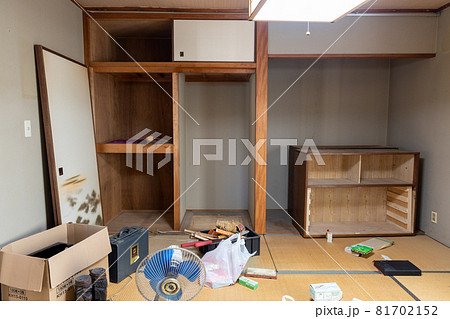 遺品整理中でだいぶ片付いてきた古い家の和室の中 81702152