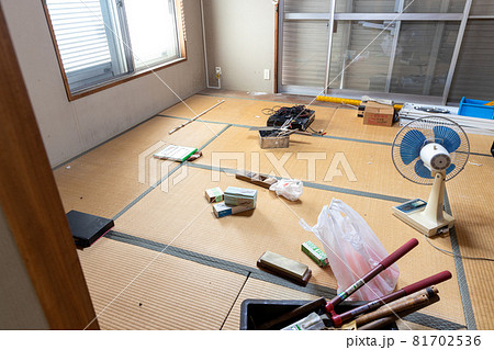 遺品整理中でだいぶ片付いてきた和室 81702536