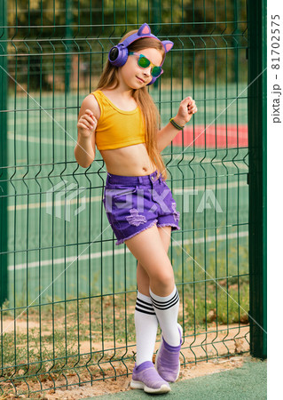 schoolgirl teen.nn Schoolgirl preteen resting on sports groundの写真素材 [81702575] - PIXTA