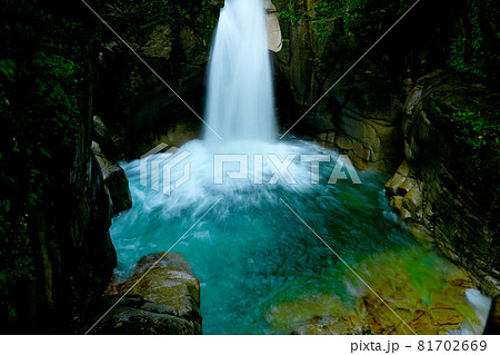 水の色が綺麗で深い滝壺、豪快な竜神の滝　夕森公園 81702669