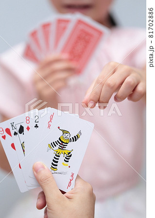 トランプでババ抜きをする女の子 81702886