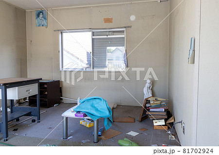 遺品整理中でだいぶ片付いてきた洋室 81702924