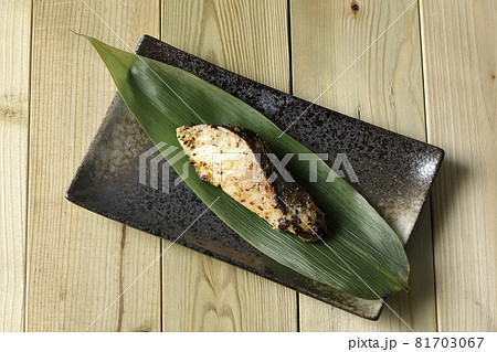 しっかりと焼き目のついた銀鱈の西京焼きを俯瞰で撮影 81703067