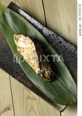 しっかりと焼き目のついた銀鱈の西京焼きを俯瞰で撮影 しっかりと焼き目のついた銀鱈の西京焼きを俯瞰で撮影 81703070