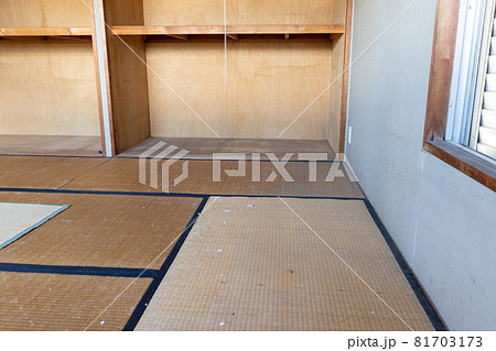 遺品整理中でだいぶ片付いてきた和室 遺品整理中でだいぶ片付いてきた和室 81703173