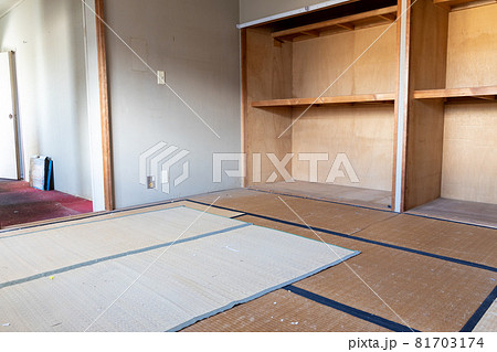 遺品整理中でだいぶ片付いてきた和室 81703174