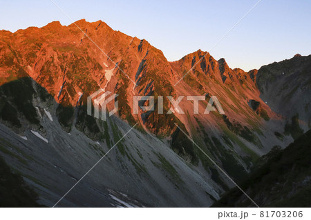 モルゲンロートに染まる穂高連峰 81703206