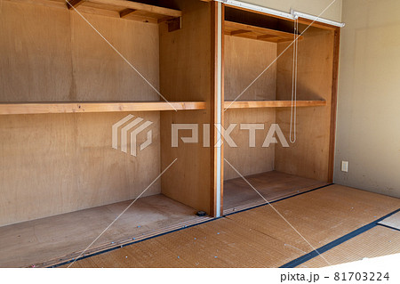 遺品整理中でだいぶ片付いてきた和室 遺品整理中でだいぶ片付いてきた和室 81703224