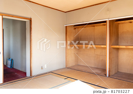 遺品整理中でだいぶ片付いてきた和室 81703227