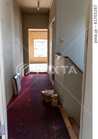 遺品整理中の赤いじゅうたんが敷いてある2階の廊下 遺品整理中の赤いじゅうたんが敷いてある2階の廊下 81703267