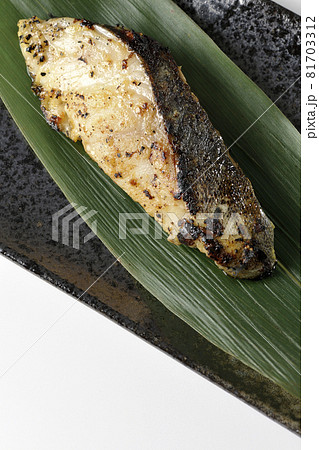 しっかりと焼き目のついた銀鱈の西京焼きを白背景で俯瞰撮影 81703312
