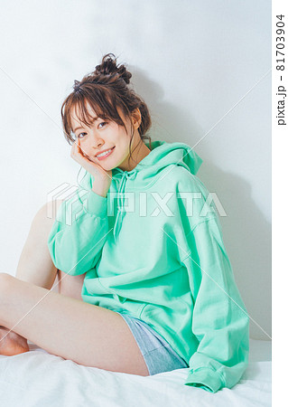 パーカー女子 81703904