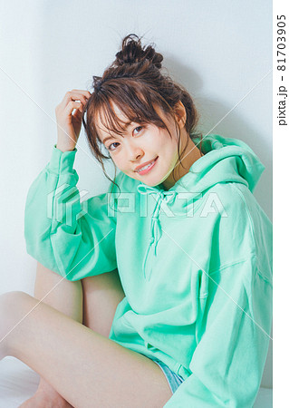 パーカー女子 パーカー女子 81703905