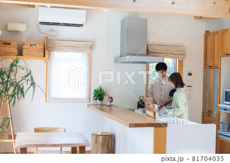 家族で料理を作る仲良しのファミリー 81704035