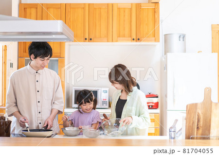 家族で料理を作る仲良しのファミリー 81704055