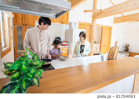 家族で料理を作る仲良しのファミリー 81704063