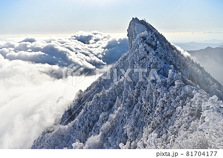 西日本最高峰の百名山石鎚山の寒い朝 西日本最高峰の百名山石鎚山の寒い朝 81704177
