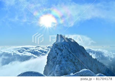 西日本最高峰の百名山石鎚山の寒い朝 西日本最高峰の百名山石鎚山の寒い朝 81704178